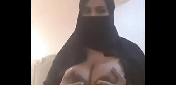  Muslim hot milf expose her boobs in videocall